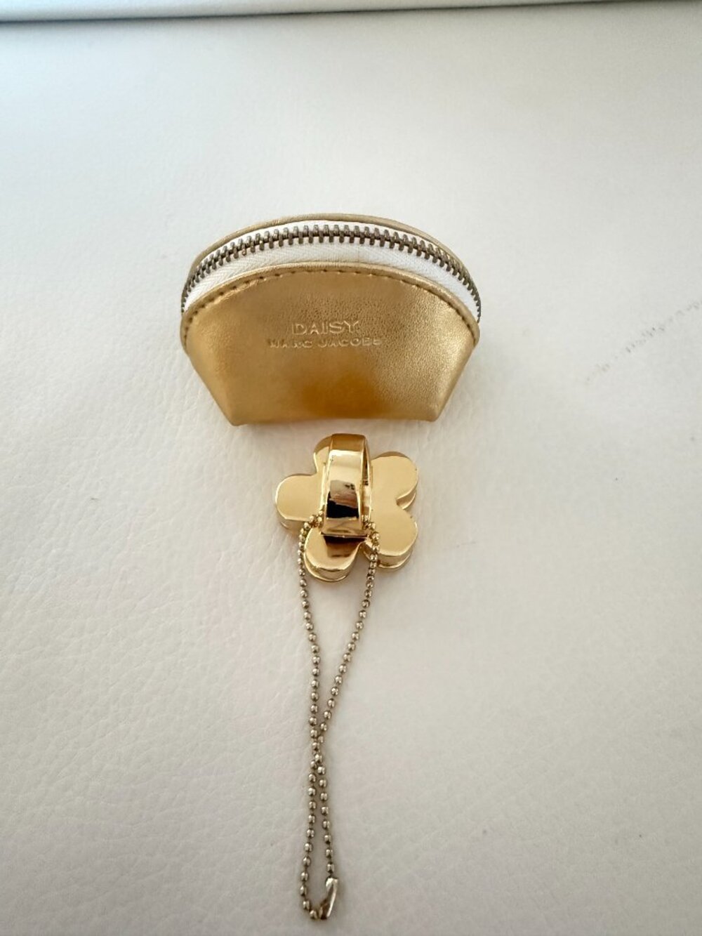 MARC JACOBS DAISY SOLID PERFUME RING & MINI GOLD POUCH SET COLLECTIBLE - Picture 4 of 5